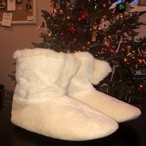 POTTERY BARN Faux Fur Booties